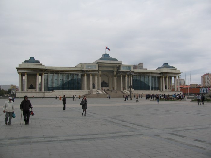 Suhkbaatar meydanı ve hükümet binası