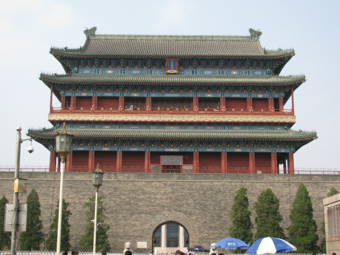 Meydana giriş kapısı