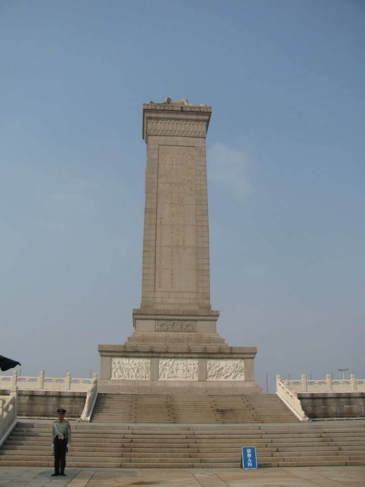 Mao'nun önündeki anıt