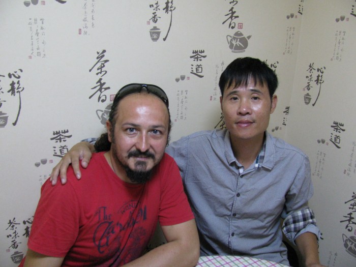 Çok düşündüm şu dolandırıcının fotoğrafını yayınlıyayım mı diye. Yayınlamaya karar verdim. Bu tipi görürseniz sakın onunla çay içmeye gitmeyin :)