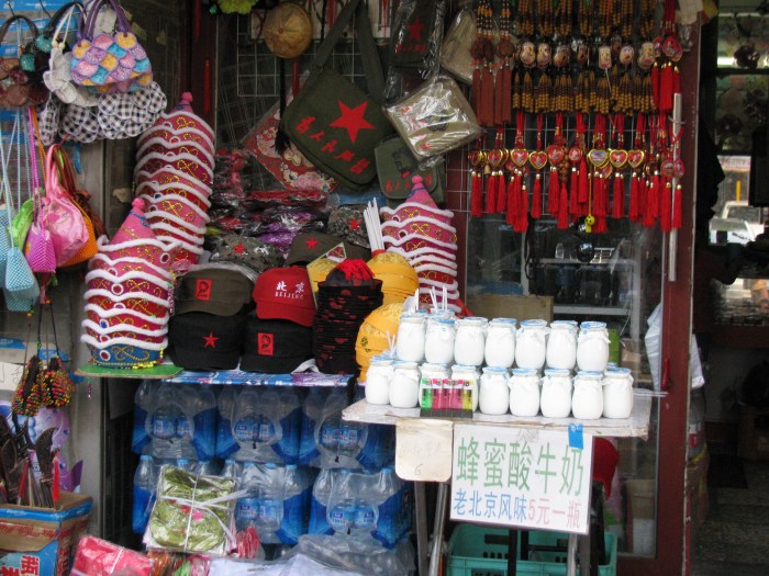 Hediyelk eşya standı