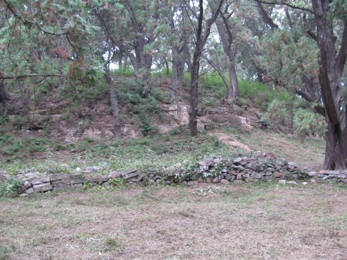 Bu küçük tepenin altında yaklaşık 30 metre derinliğinde mezar var