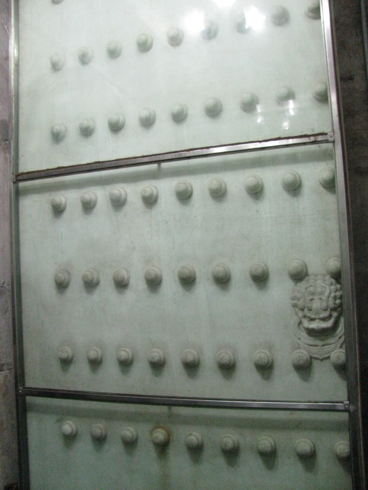 Çinlilere göre 9 uğurlu rakam olduğu için eski yeni bütün kapılar böyle. 9top yukardan aşağıya, 9 top sağdan sola