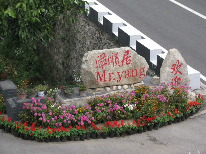 Restoranın adı üste patronun adı altta