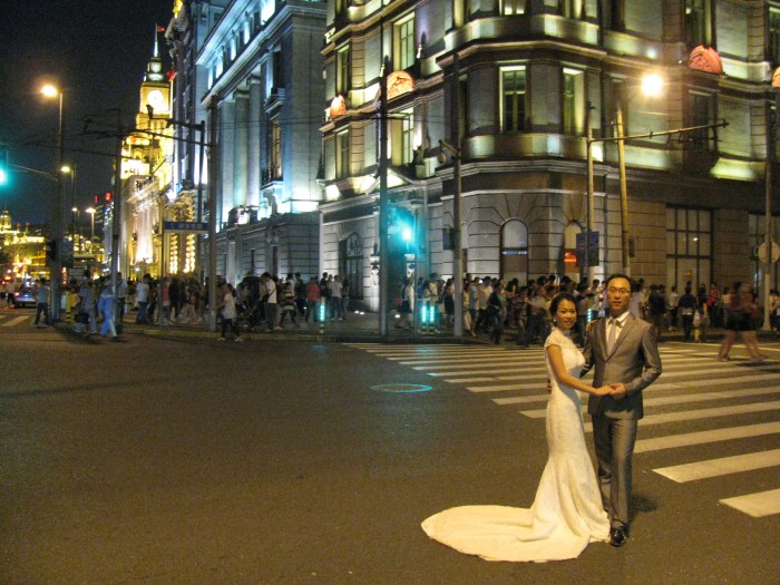 Yol ortasında gelin damat