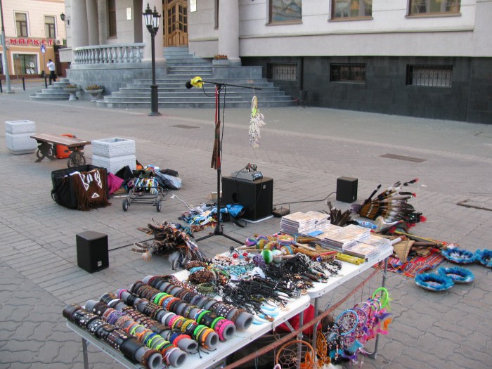 Bauman caddesinin çoğu yerinde müzik çalan kızılderililer