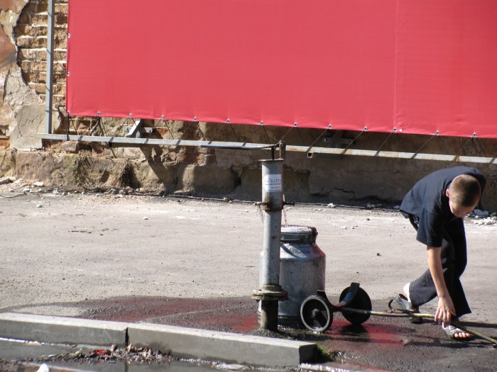 Bazı sokaklarda böyle tulumbalar var. İsteyen gibip dolduruyor.