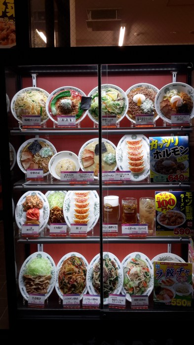 Burada estoranların önünde vitrine böyle yemek maketleri koyuyorlar. Seç beğen al. Çok kolay