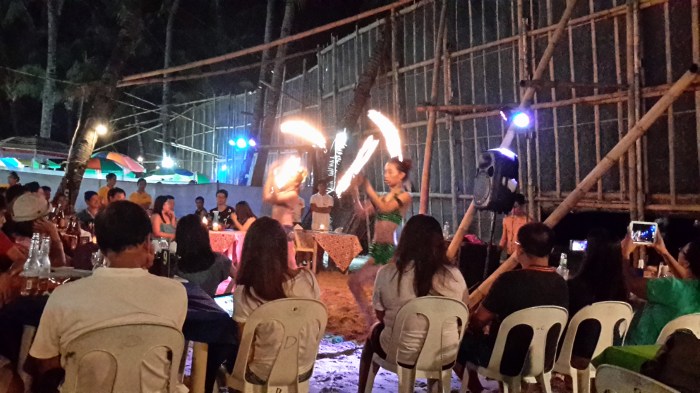 Ateş dancısı kızlar