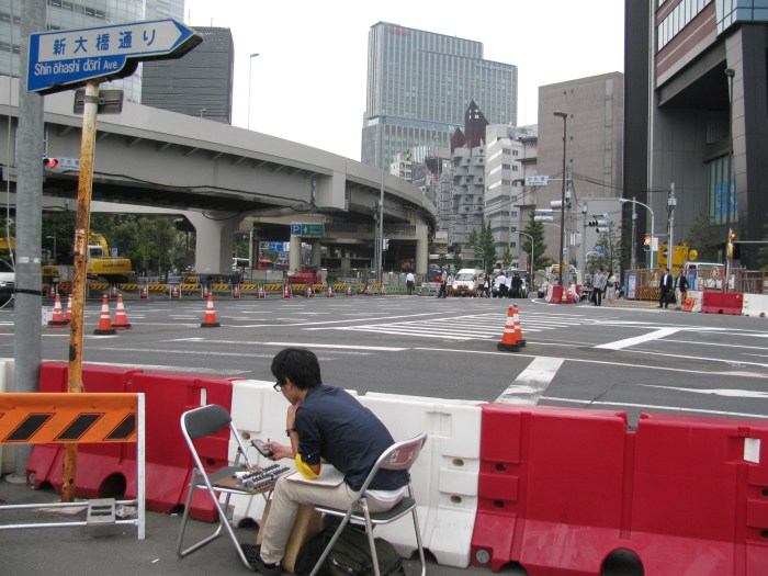 Buda yol kenarında geçen arabaları sayıyor