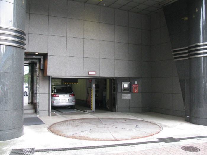 Otomatik katlı araç park etme makinası