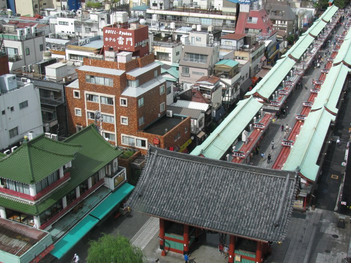 Aakusa (bizim otel soldaki kahverengi bina)