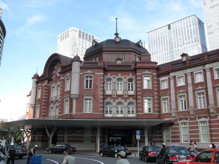 Tokyo tren istasyonu (gökdelenlerin arasında sıkışmış)