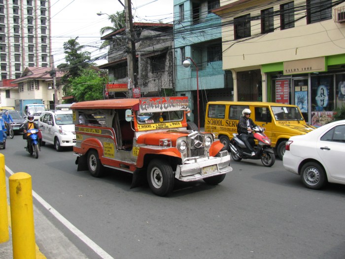 Jeepney (burada yaygın ulaşım aracı)
