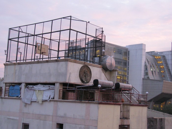 Terasda basketbol sahası