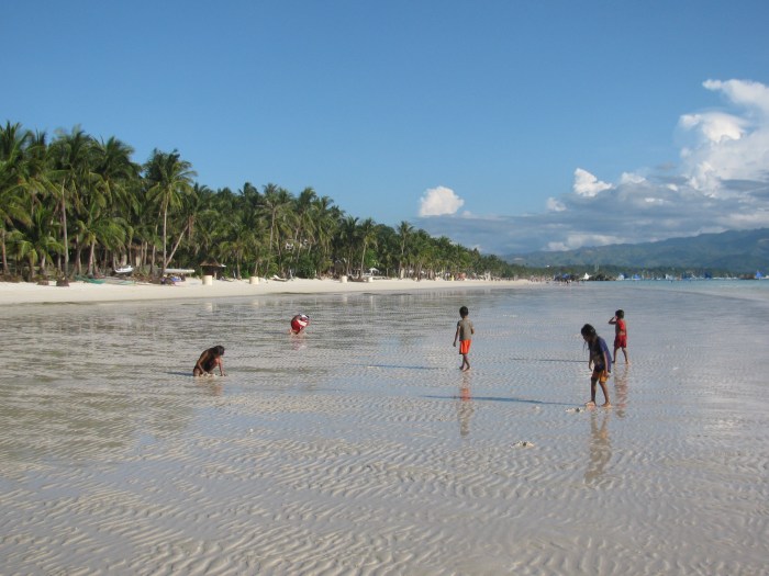 Çocuklar o kurtları topluyor. Biz küçükken çam ağaçlarından düşen fıstıkları toplardık. Bunlar da kumsaldan kurt topluyor.