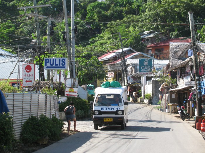 Eskiden Antalya'lılar polise pulis derlermiş. Meğer tagalogça konuşuyorlarmış da biz bilmiyormuşuz.