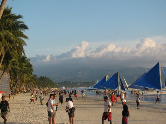 Güneş batarken plaj dolmaya başlıyor