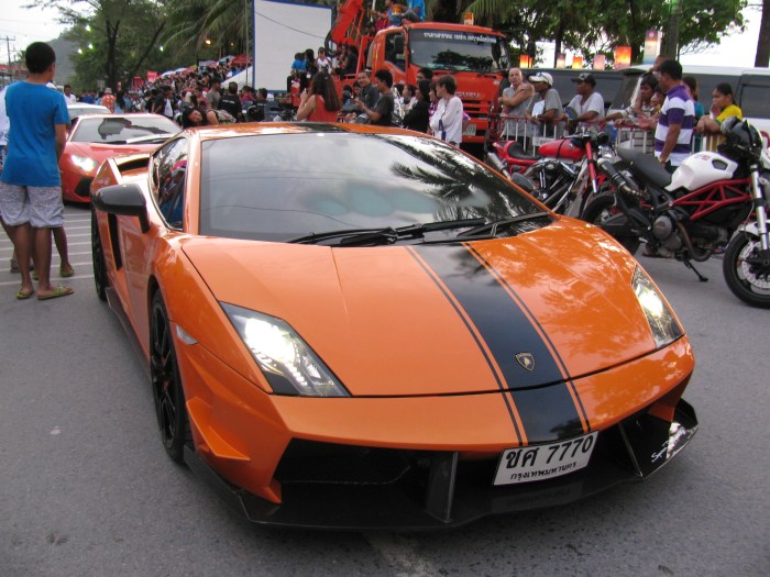 Burada eğlence bitmiyor. Onlarca lamborghini'yi dizmişler