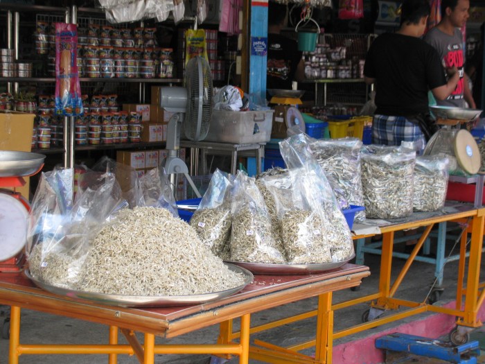 Minik balıkların tezgahı