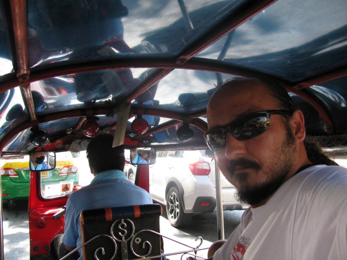 Normal bir insan zor sığıyor.