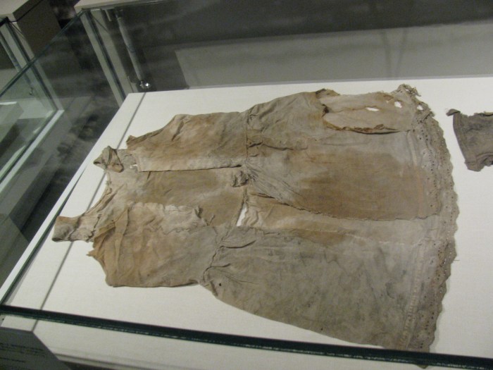 Hiroşima Barış Müzesindeki bir okul forması