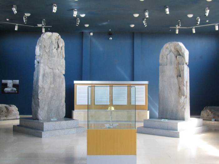 Müzede sergilenen yazıtlar