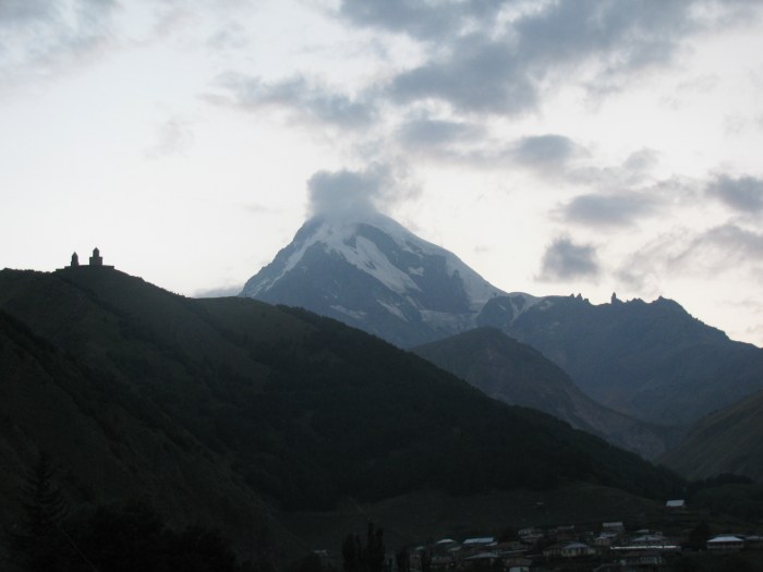 Gergety Trinity Kilisesi ve Kazbegi dağı
