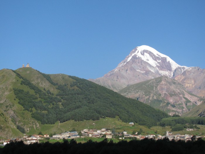 Gergety Trinity Kilisesi ve Kazbegi dağı