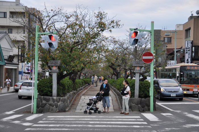 Japonya Kamakura'daki iki araç yolu arasındaki yaya yolu