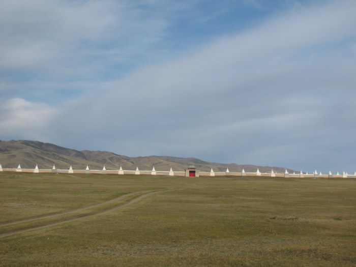 Moğolistan Karakurum'da Erdenezuu tapınağına giden yol 