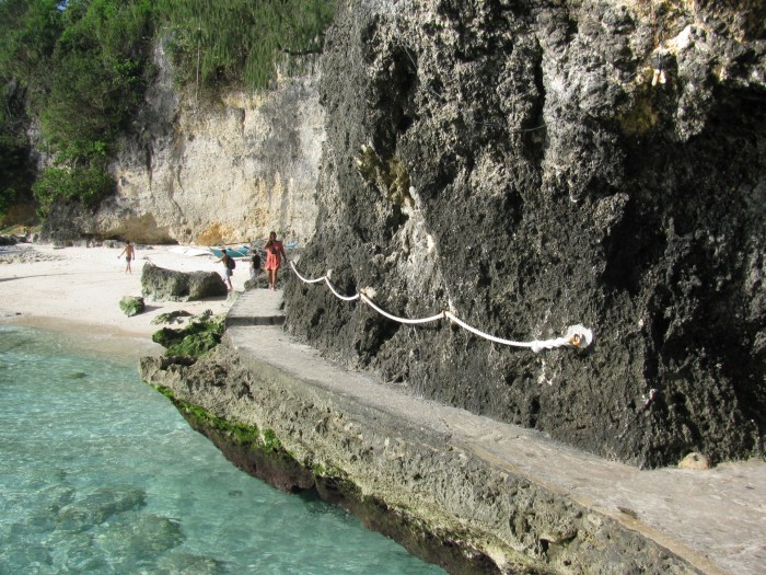 Filipinler Boracay adasındaki kaya yolu