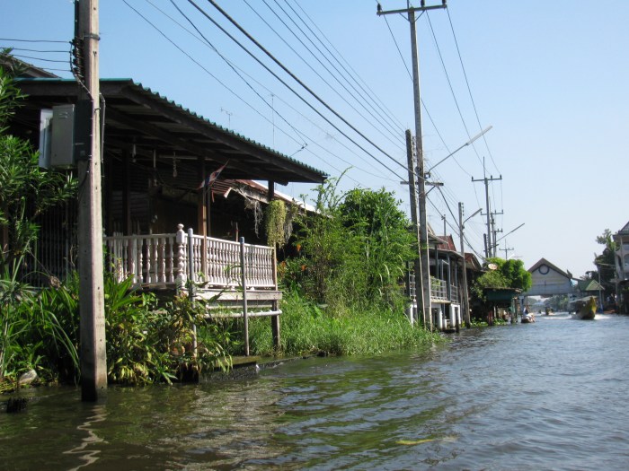 Tayland Bangkok'da bir mahallenin yolu