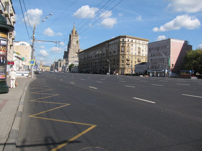 Rusya Moskova'da Dış İşleri Bakanlığının önünden geçen büyük yol
